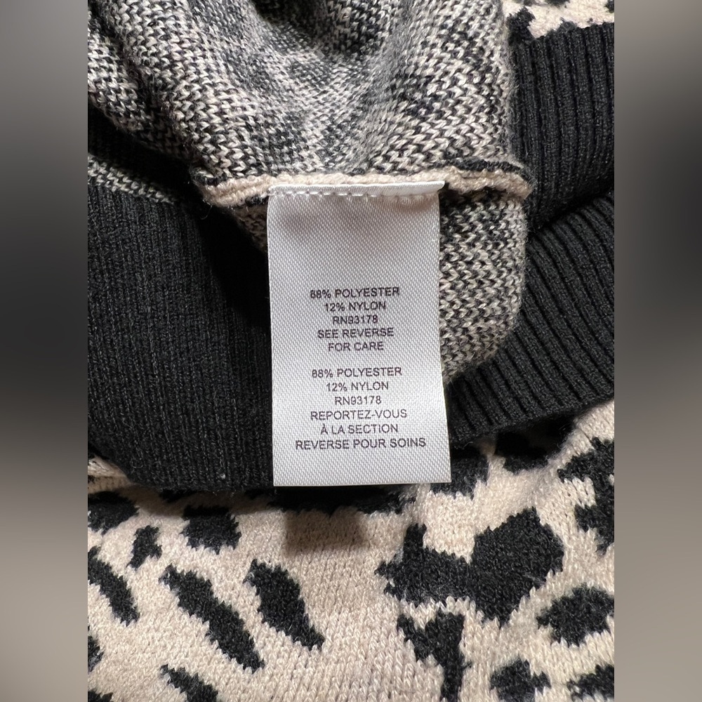 TAHARI Leopard Animal Print Jacquard Crew Neck Sweater NWT Size Medium - Picture 6 of 7